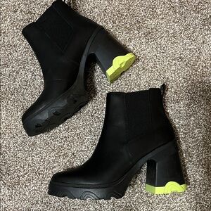 Like new Sorel Chelsea boots